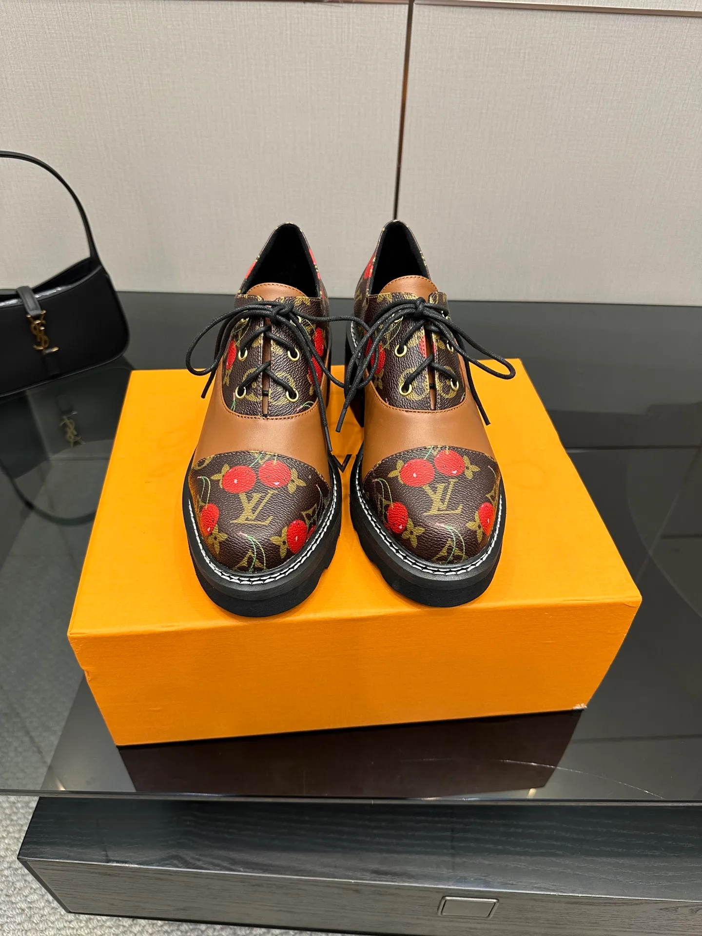 👟👟Ex-factory price 720👟👟 LOUIS VUITTON Louis Vuitton counter latest model top version LV inner cowhide material is real! Original 1:1 material reproduction! Modern and casual in one! Release a strong aura like a queen 🔥Capture everyone's attention instantly💃 Inner/foot pads: imported cowhide Fabric: cowhide Outsole: full genuine leather Code number: 35-41 (40, 41, 42 customizations are not returnable)
